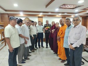 চট্টগ্রাম মেট্রোপলিটন পুলিশ কমিশনার জনাব হাসান শওকত আলীর সাথে আসন্ন শুভ বুদ্ধ পূর্ণিমা উপলক্ষে সৌজন্যে সাক্ষাৎ চট্টগ্রাম বৌদ্ধ বিহার সাংঘিকের প্রতিনিধিবৃন্দ। IMG 20260420 WA0008 300x225
